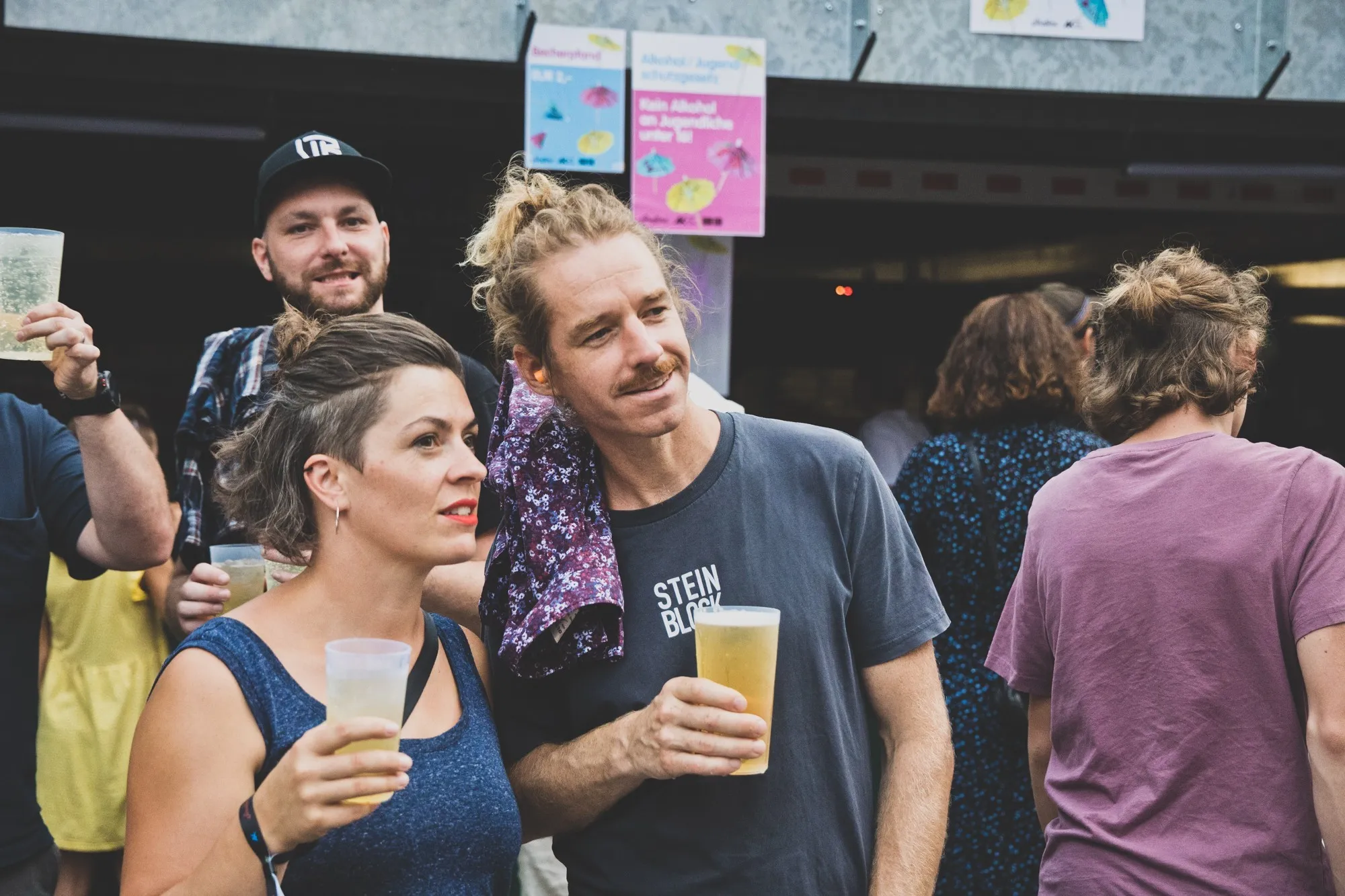 Zwei Menschen unterhalten sich mit einem Getränk in der Hand auf dem Schaffarei Festival