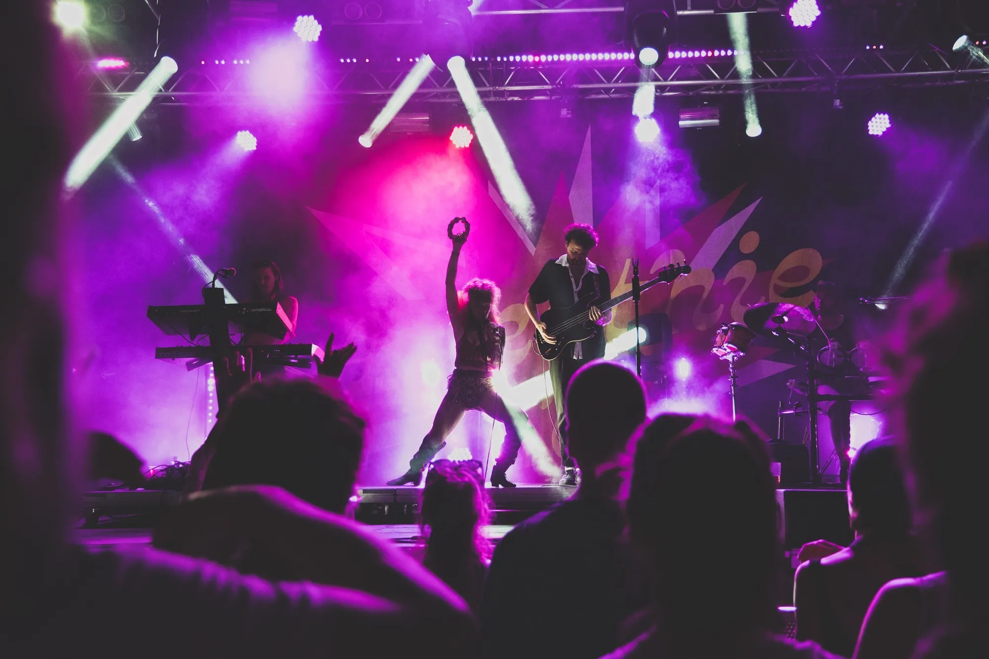 Performance Ankathie Koi auf der Schaffarei Bühne mit lila Hintergrund