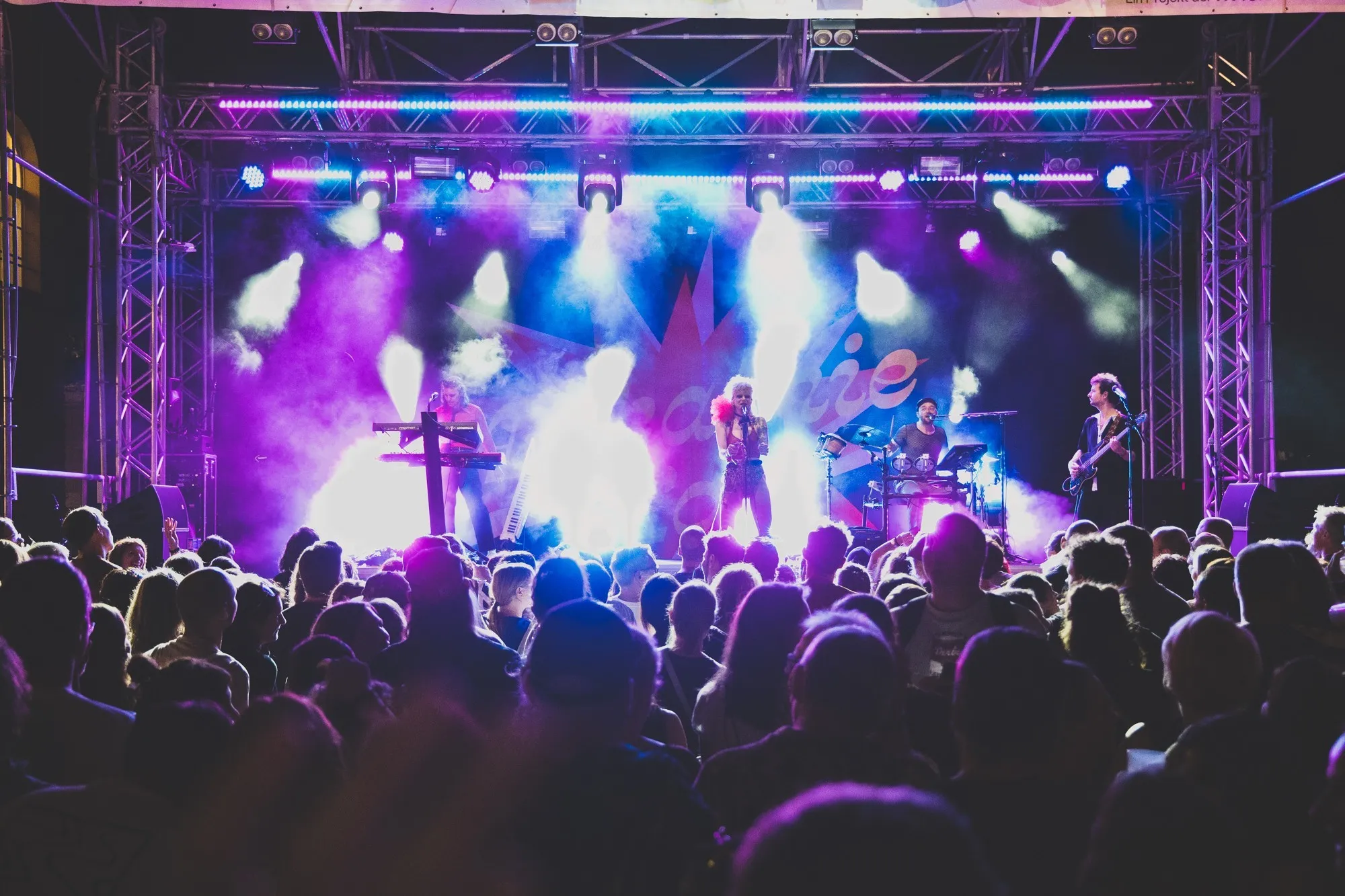 Ankathie Koi und Band auf der Schaffarei Bühne