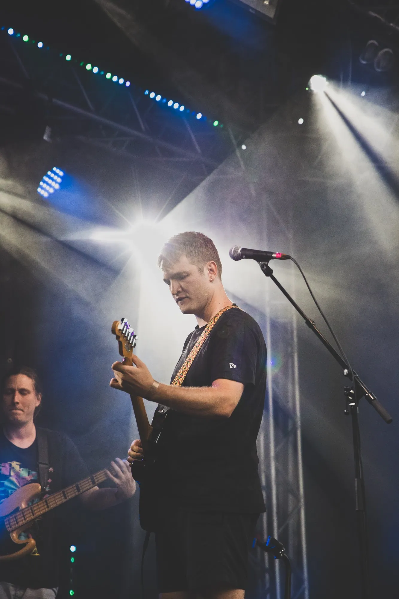 Zwei Gitarristen auf der Schaffarei Bühne