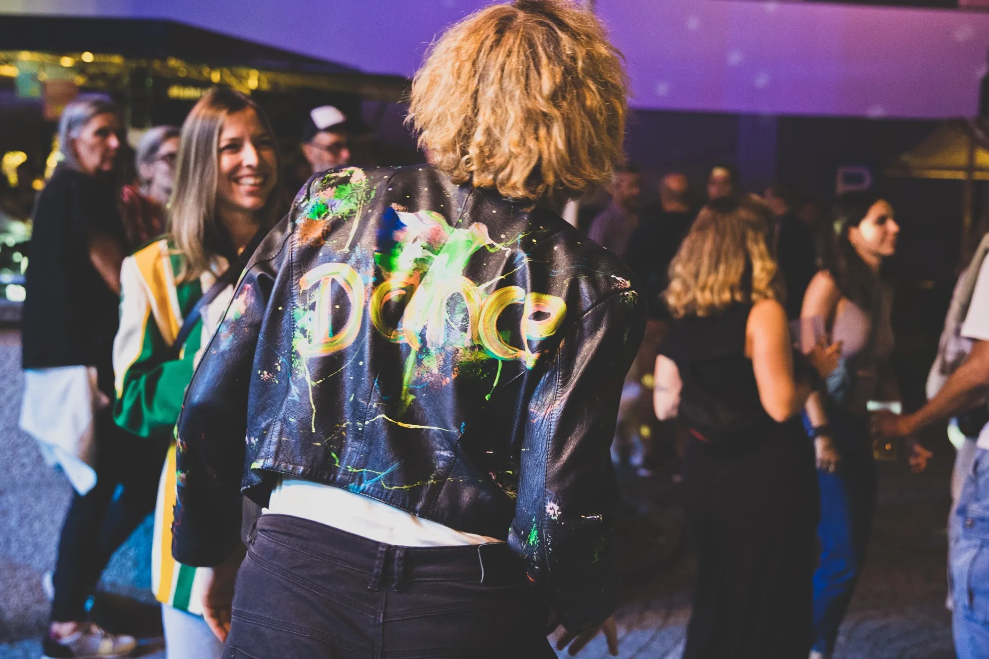 Tanzende Frau von hinten