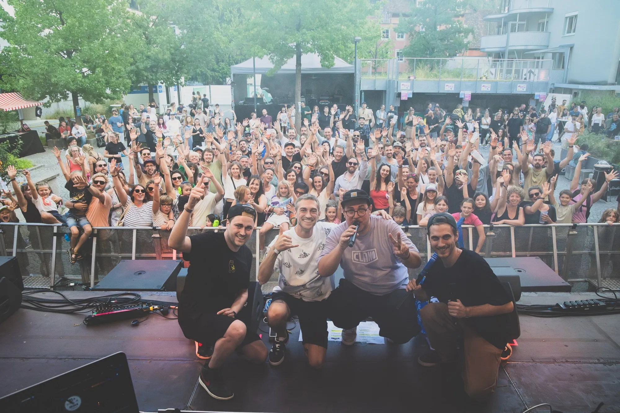 Die Band Diggerue auf der Bühne und im Hintergrund das Publikum beim Schaffarei Festival 2024