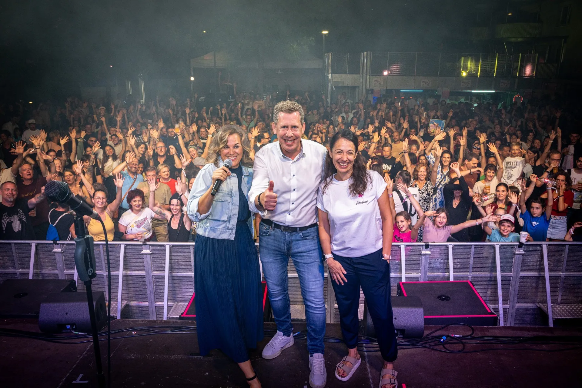 AK Präsident mit Raffaela Rudigier und Petra Rumpl auf der Schaffarei Bühne im Hintergrund das Publikum