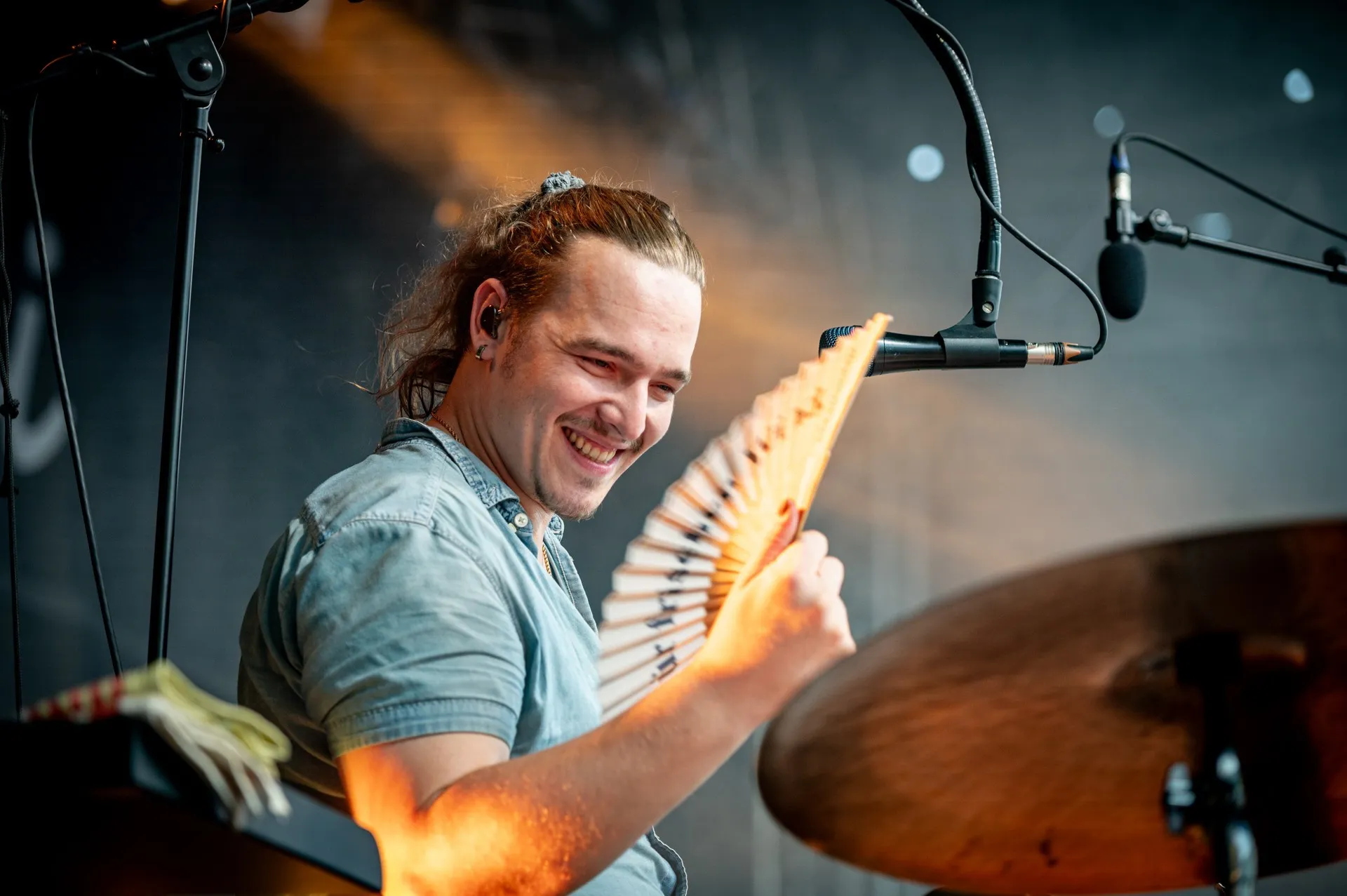 Sänger mit Fächer auf der Schaffarei Bühne