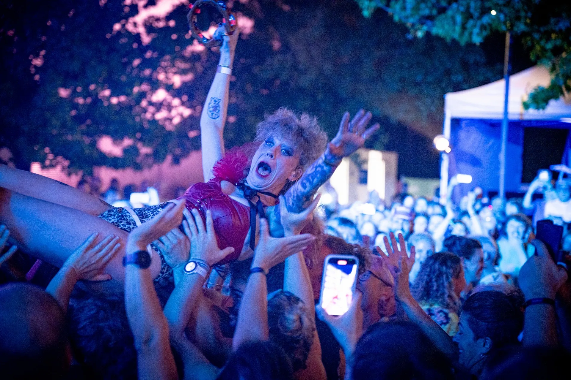 Ankathie Koi wird von der Menge des Publilums getragen beim Schaffarei Festival 2024