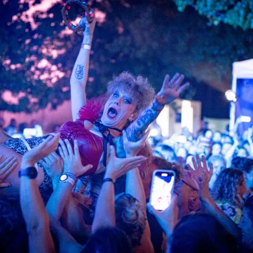 Ankathie Koi wird von der Menge des Publilums getragen beim Schaffarei Festival 2024