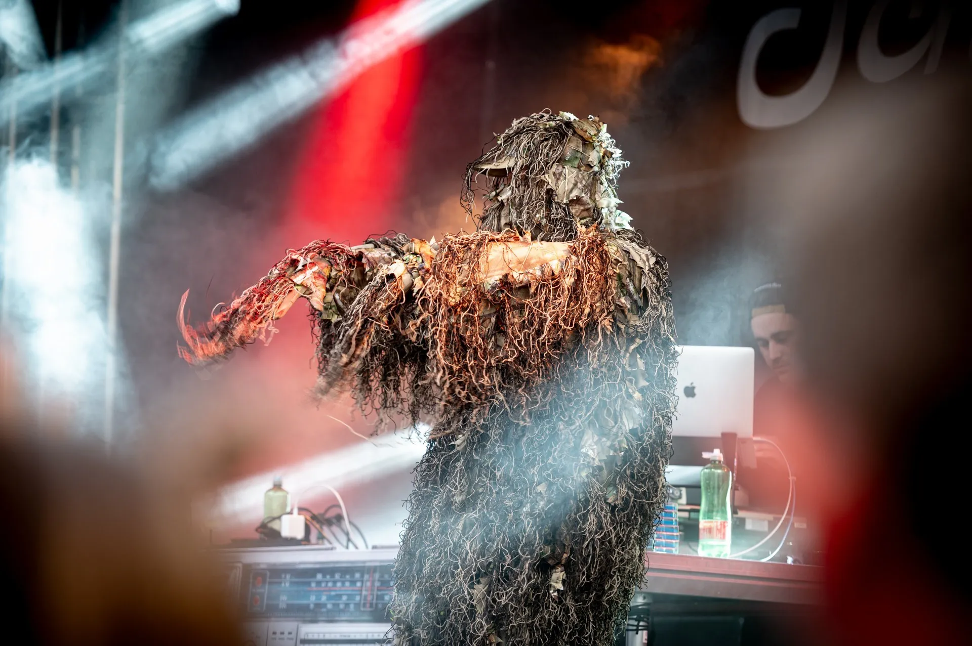 Verkleideter Sänger auf der Schaffarei Bühne