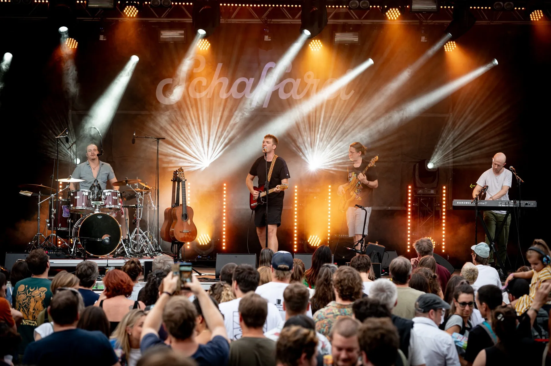 Band auf der Schaffarei Bühne mit Publikum