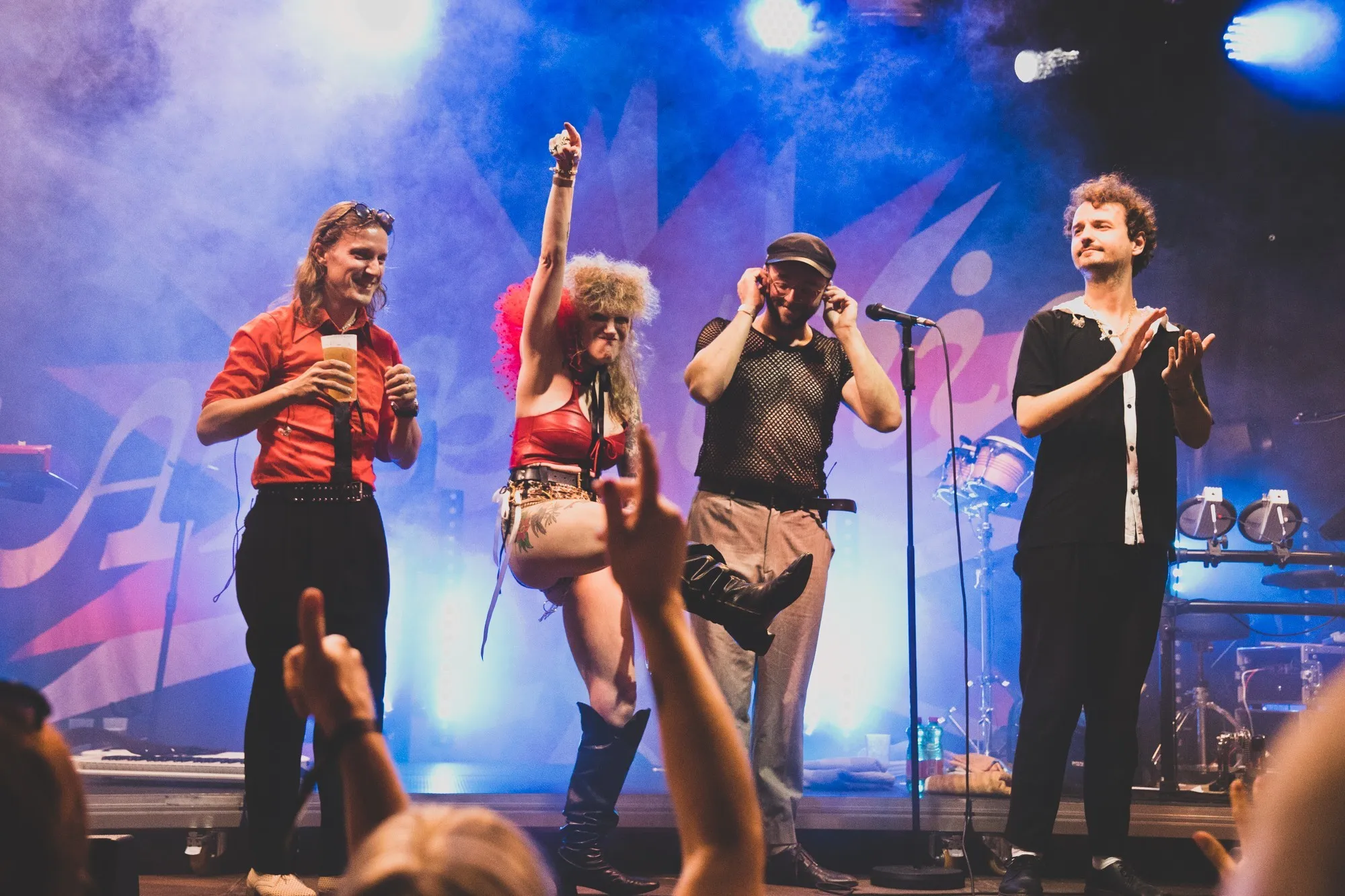 Ankathie Koi mit Band auf der Schaffarei Bühne