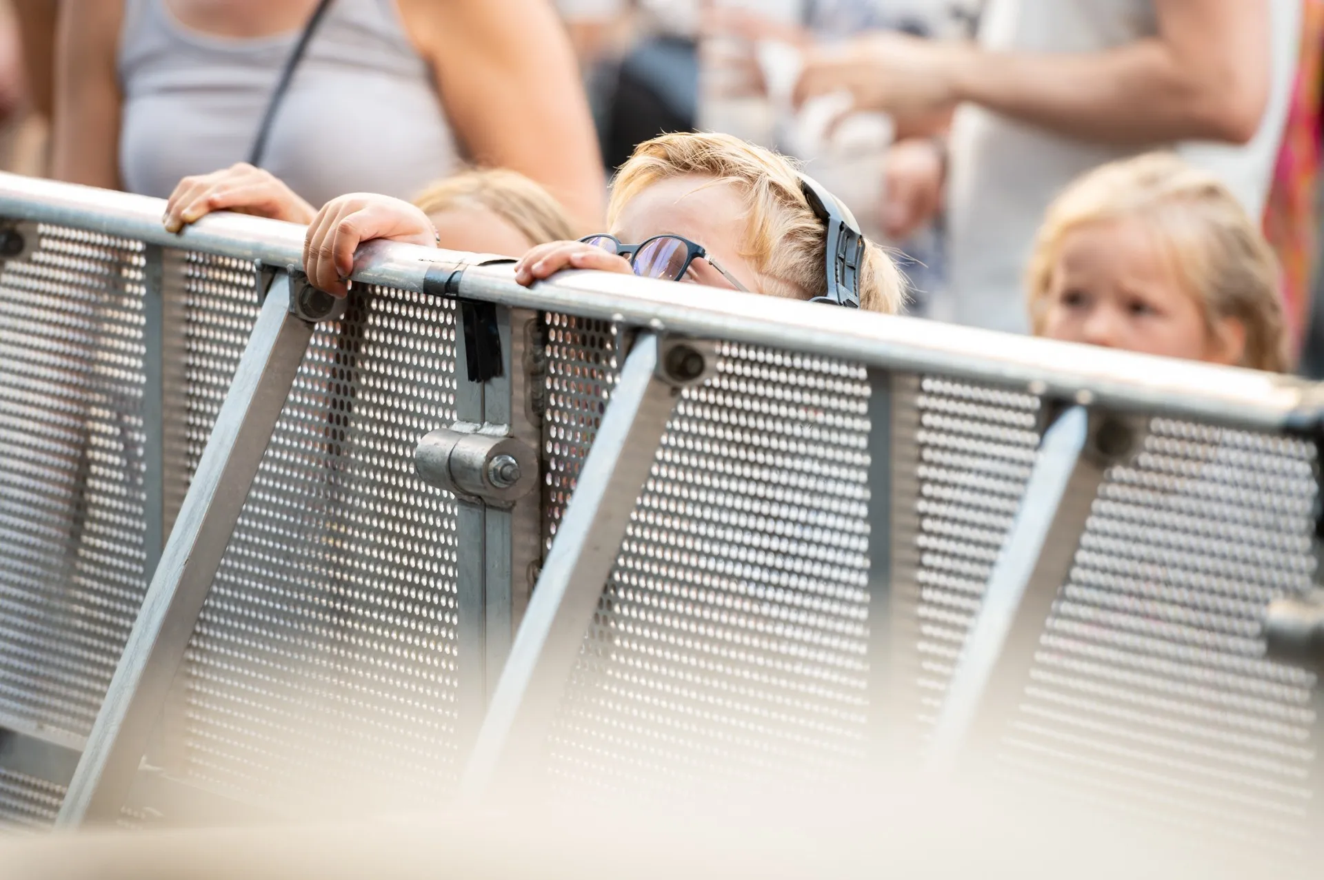 Absperrung bei der sich Kinderhände festhalten