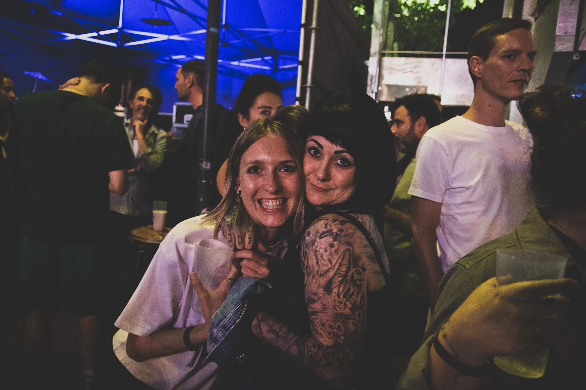 Zwei lachende Frauen die sich umarmen auf dem Schaffarei Festival