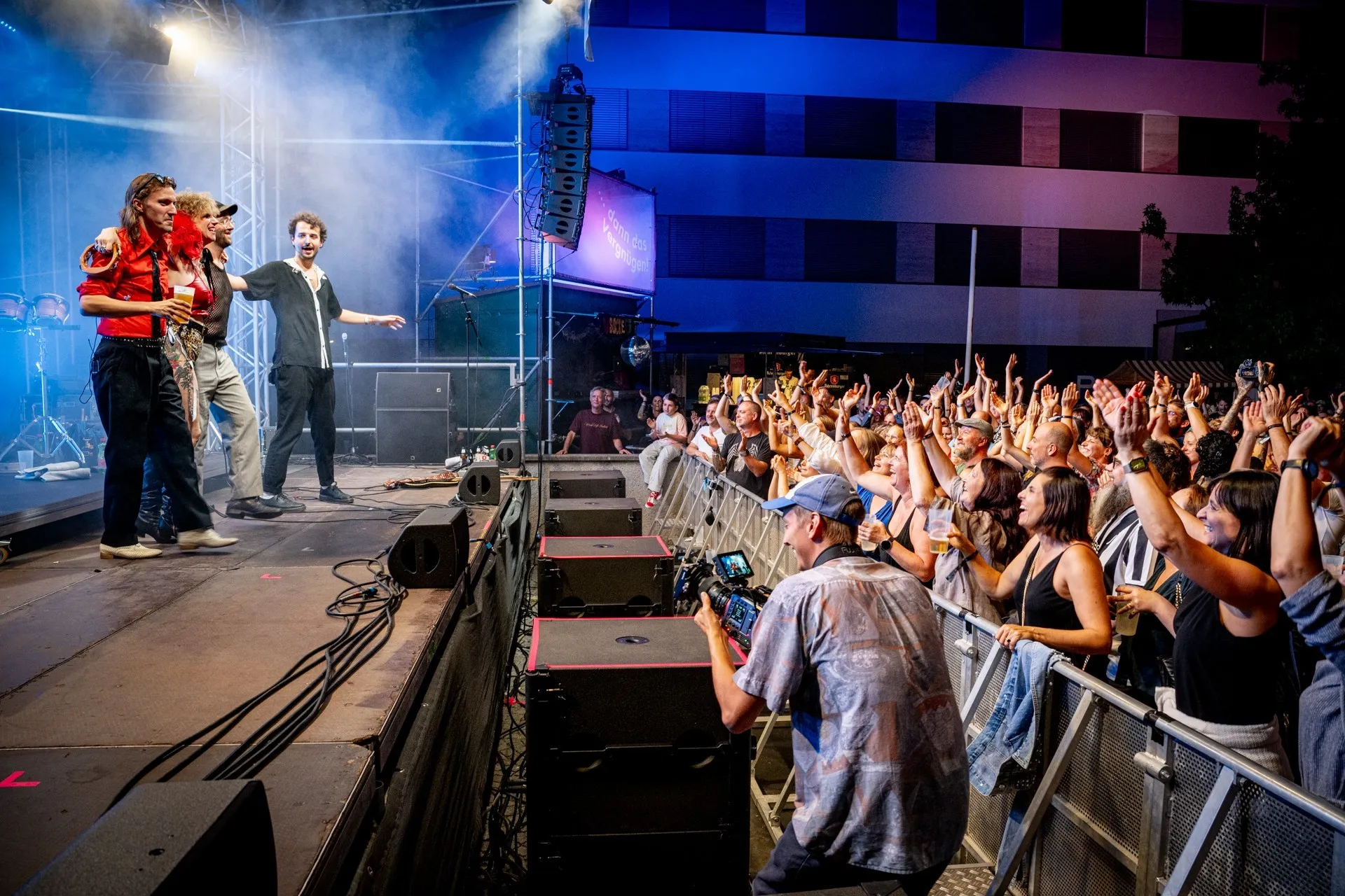 Ankathie Koi und Band auf der Bühne vor jubelnden Fans beim Schaffarei Festival 2024