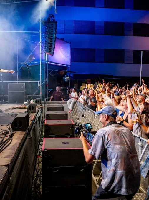 Ankathie Koi und Band auf der Bühne vor jubelnden Fans beim Schaffarei Festival 2024