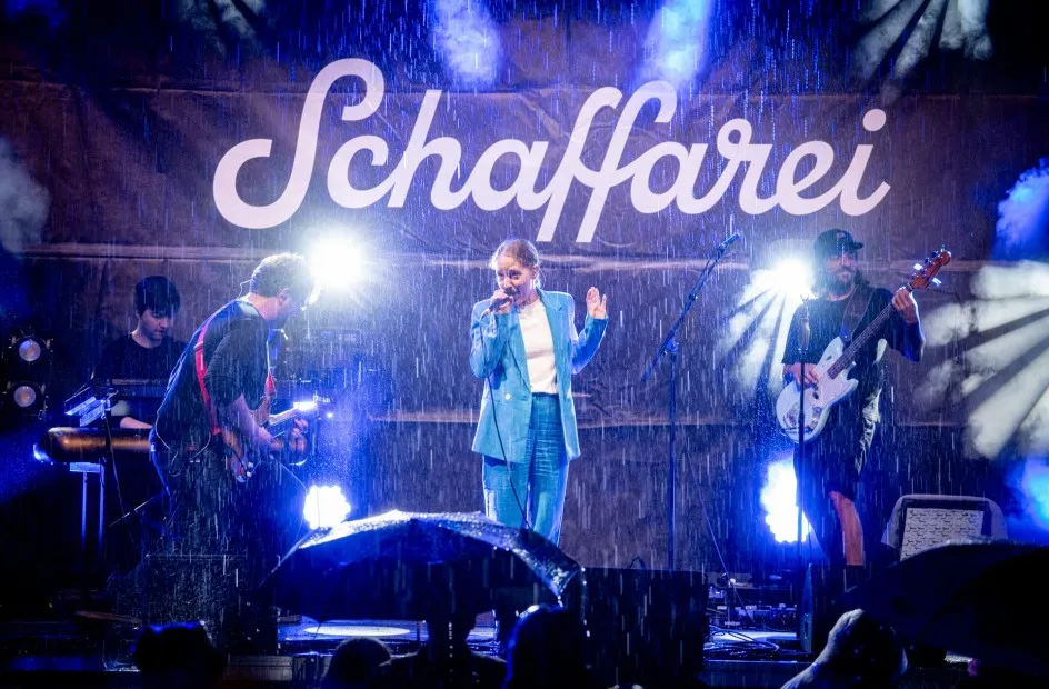 Sängerin mit Band bei Regen auf der Schaffarei Bühne
