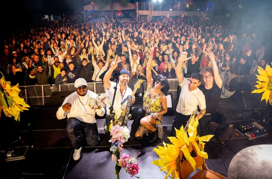 Iris Gold mit Band auf der Schaffarei Bühne und im Hintergrund das Publikum