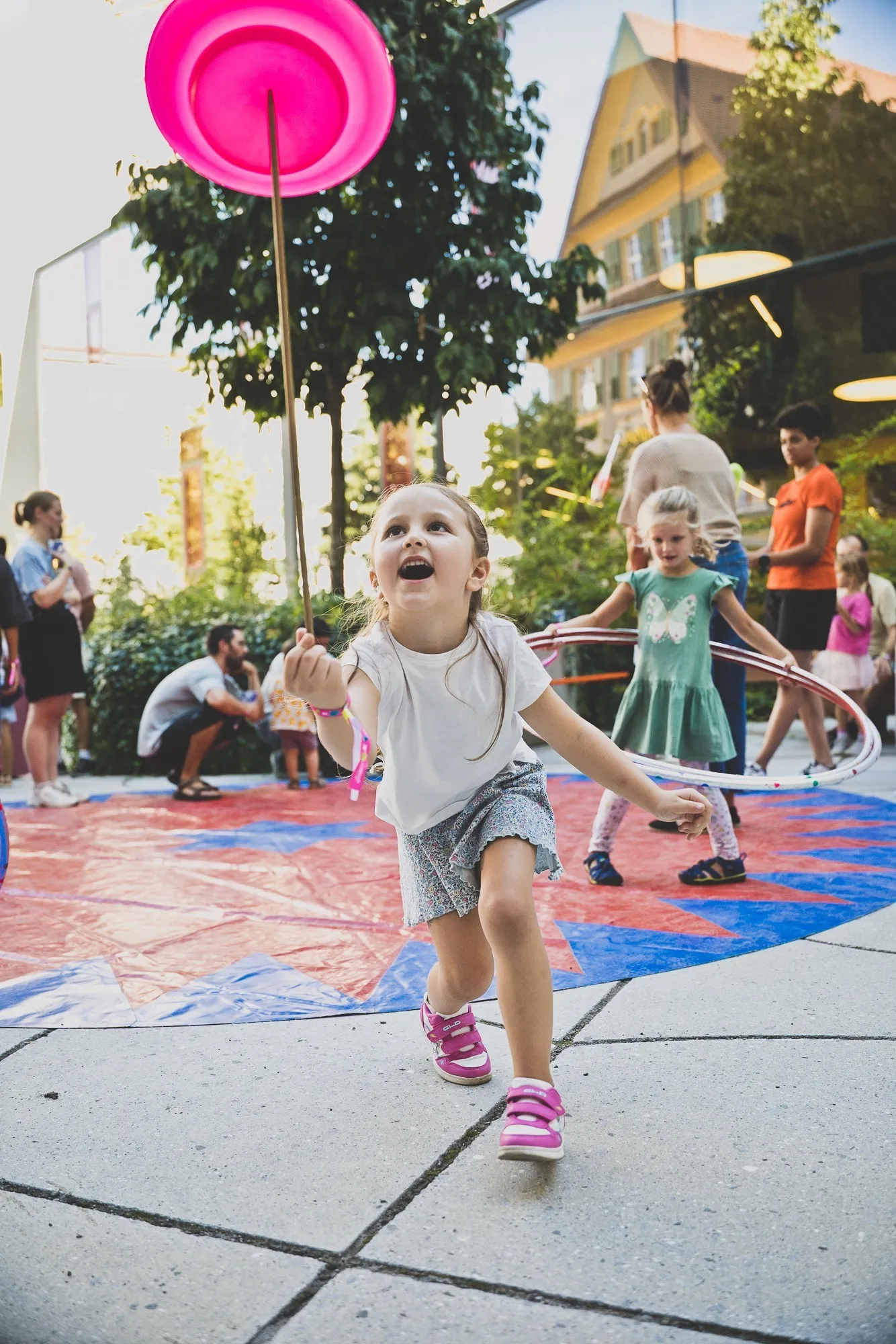 Kinder beim Zirkusworkshop