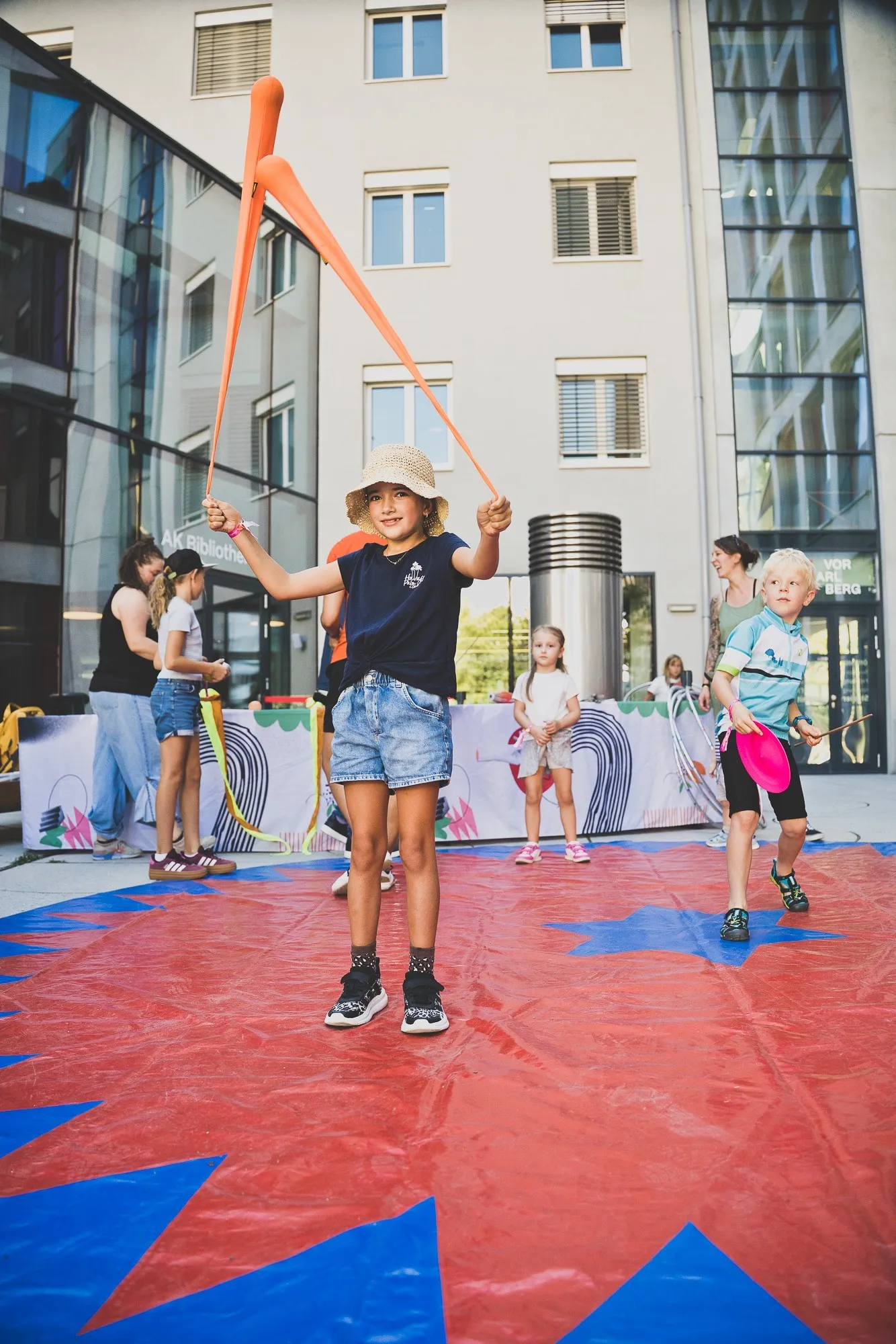 Kinder beim Zirkusworkshop