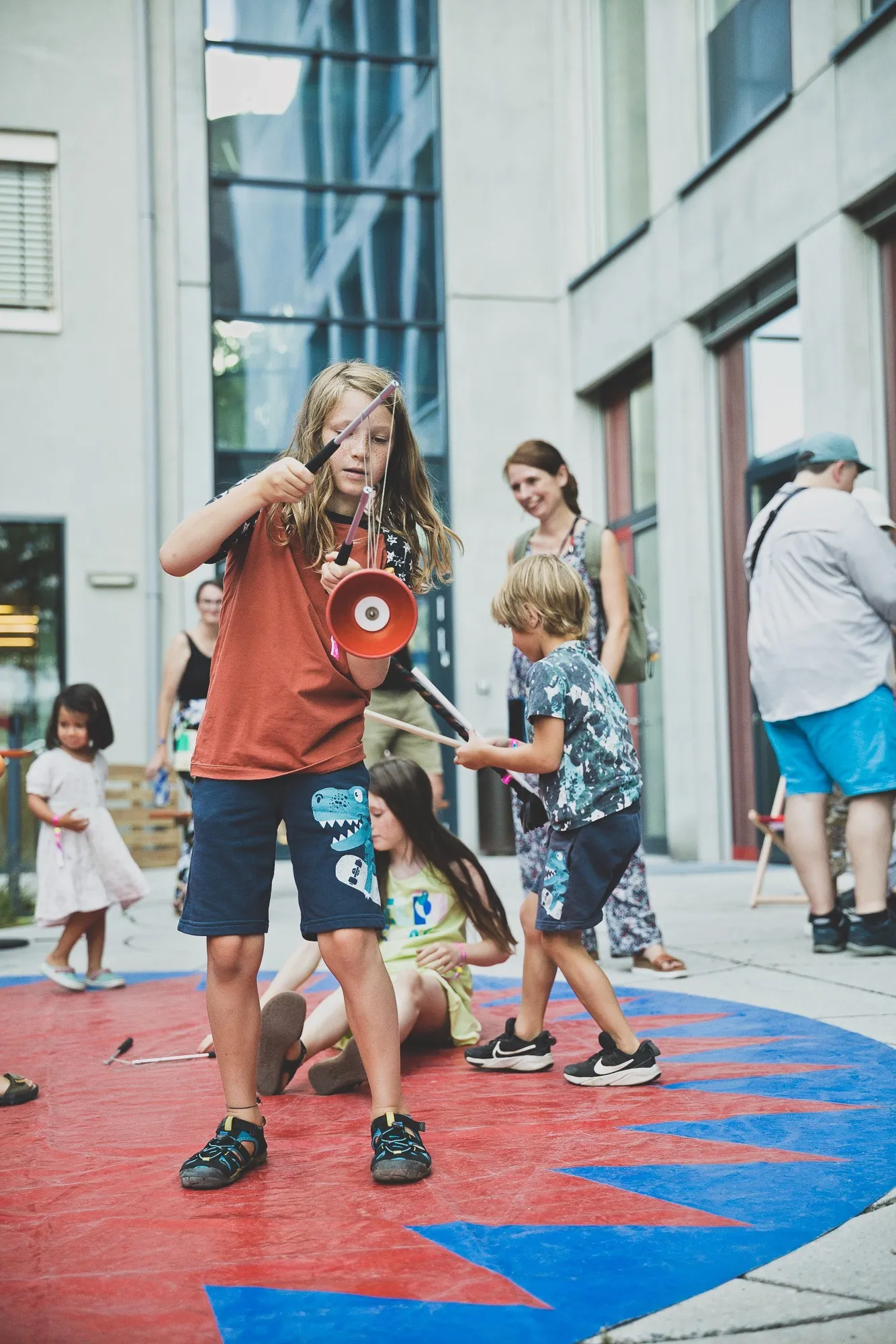 Kinder beim Zirkusworkshop
