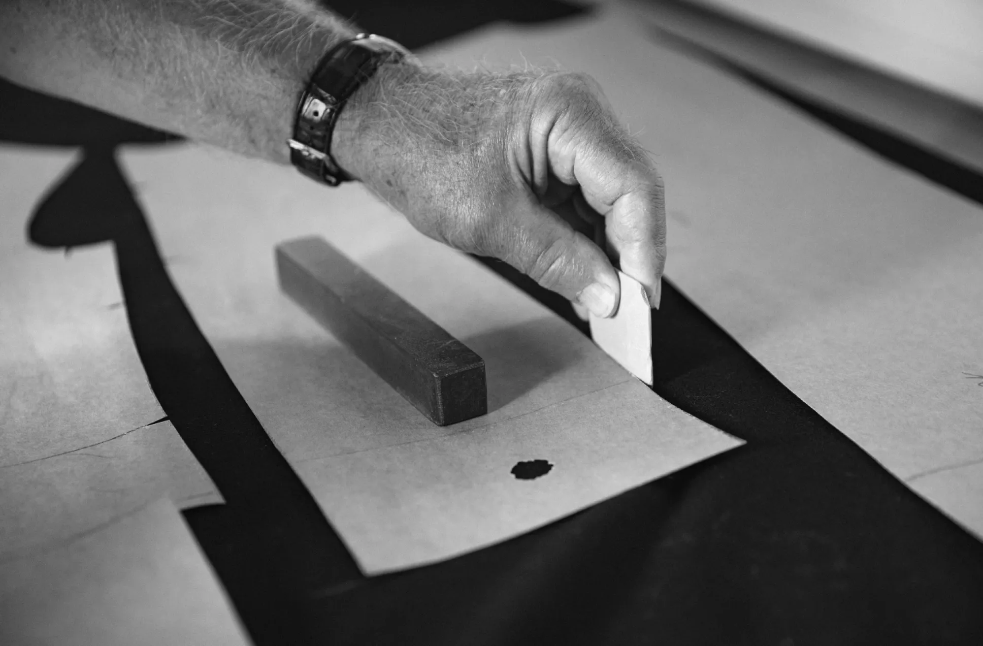 Rainer Schedler zeigt wie man den Stoff zuschneidet.