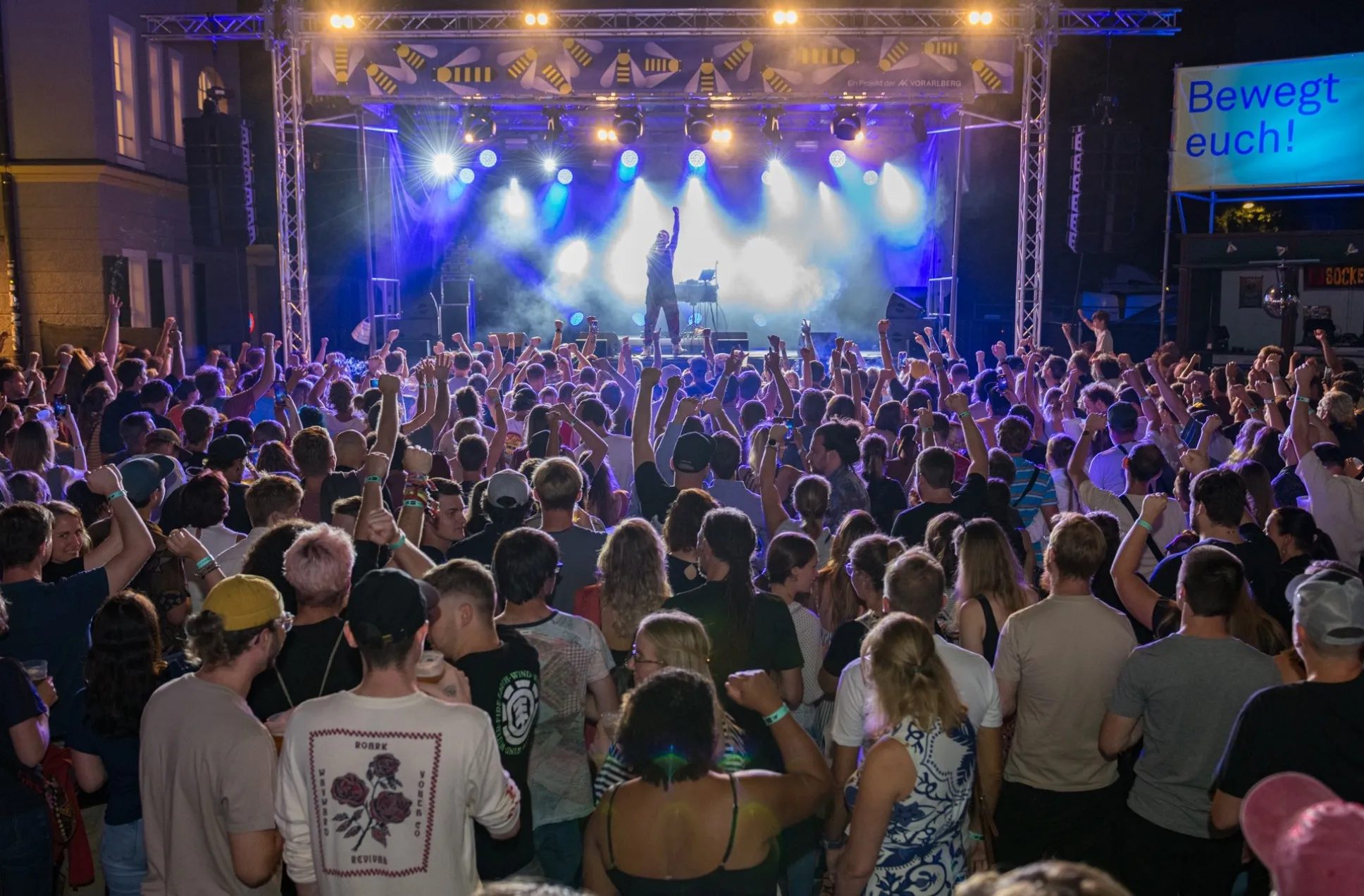 Der voll gefüllte Platz im Hintergrund die Bühne mit DubFX