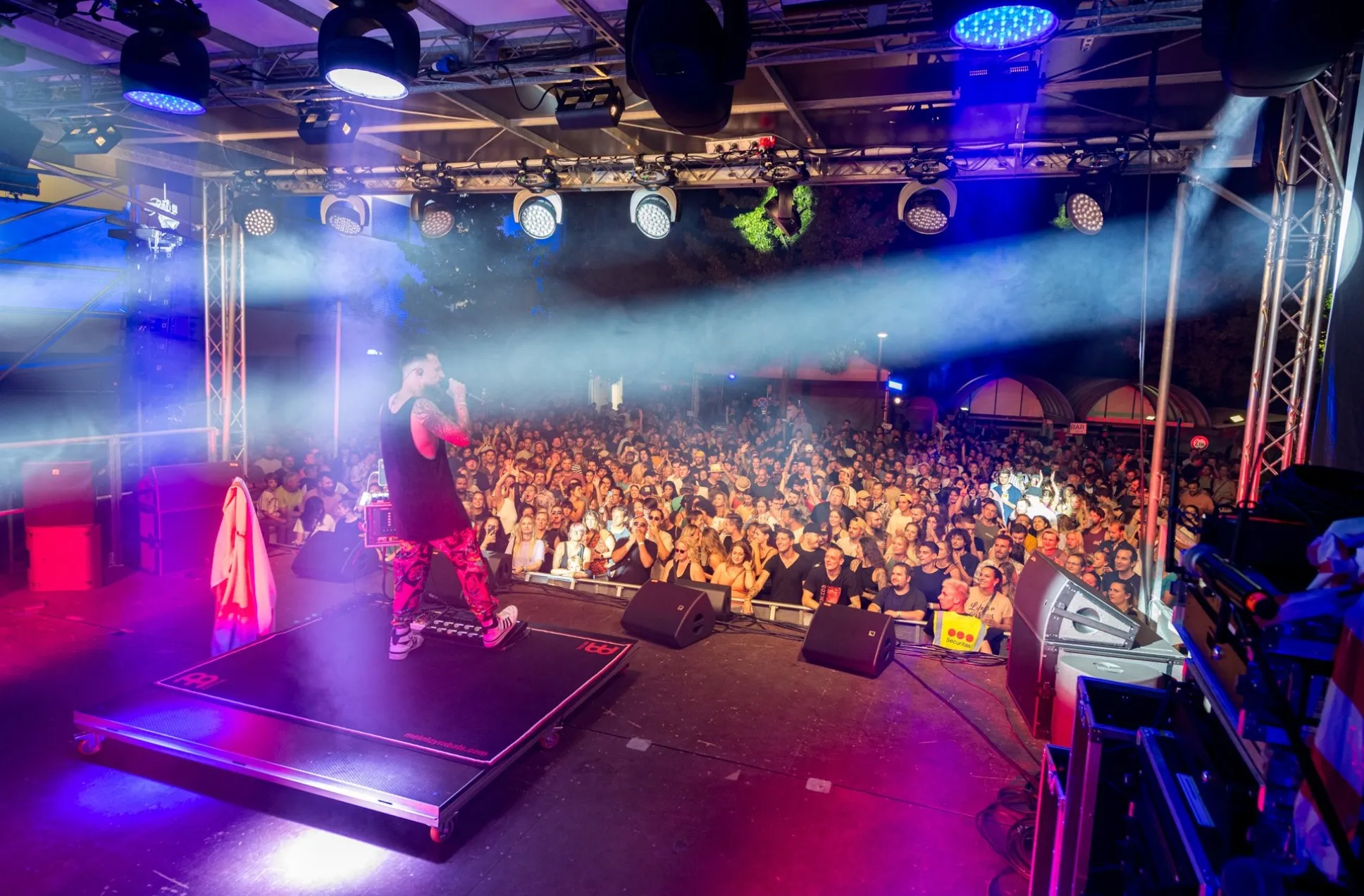 Blick von der Bühne auf die tanzende Menge während Auftritt von DubFX