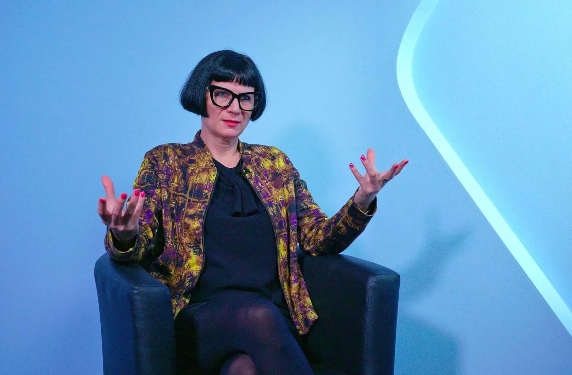 Portrait von Phoebe Moore mit blauem Hintergrund