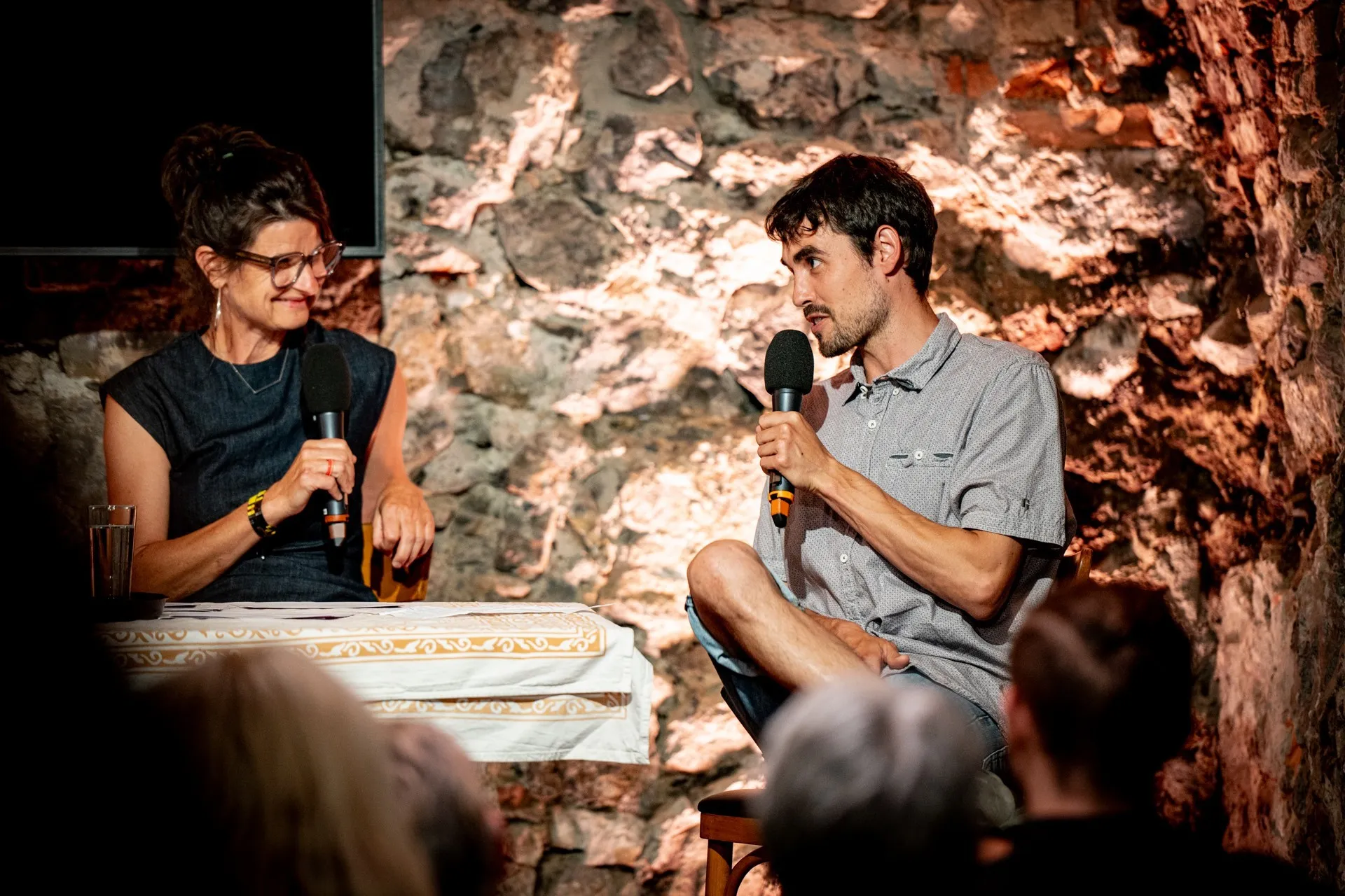 Moderatorin Ina Küfner mit Aaron Aschbacher vom Kindergarten Bifang