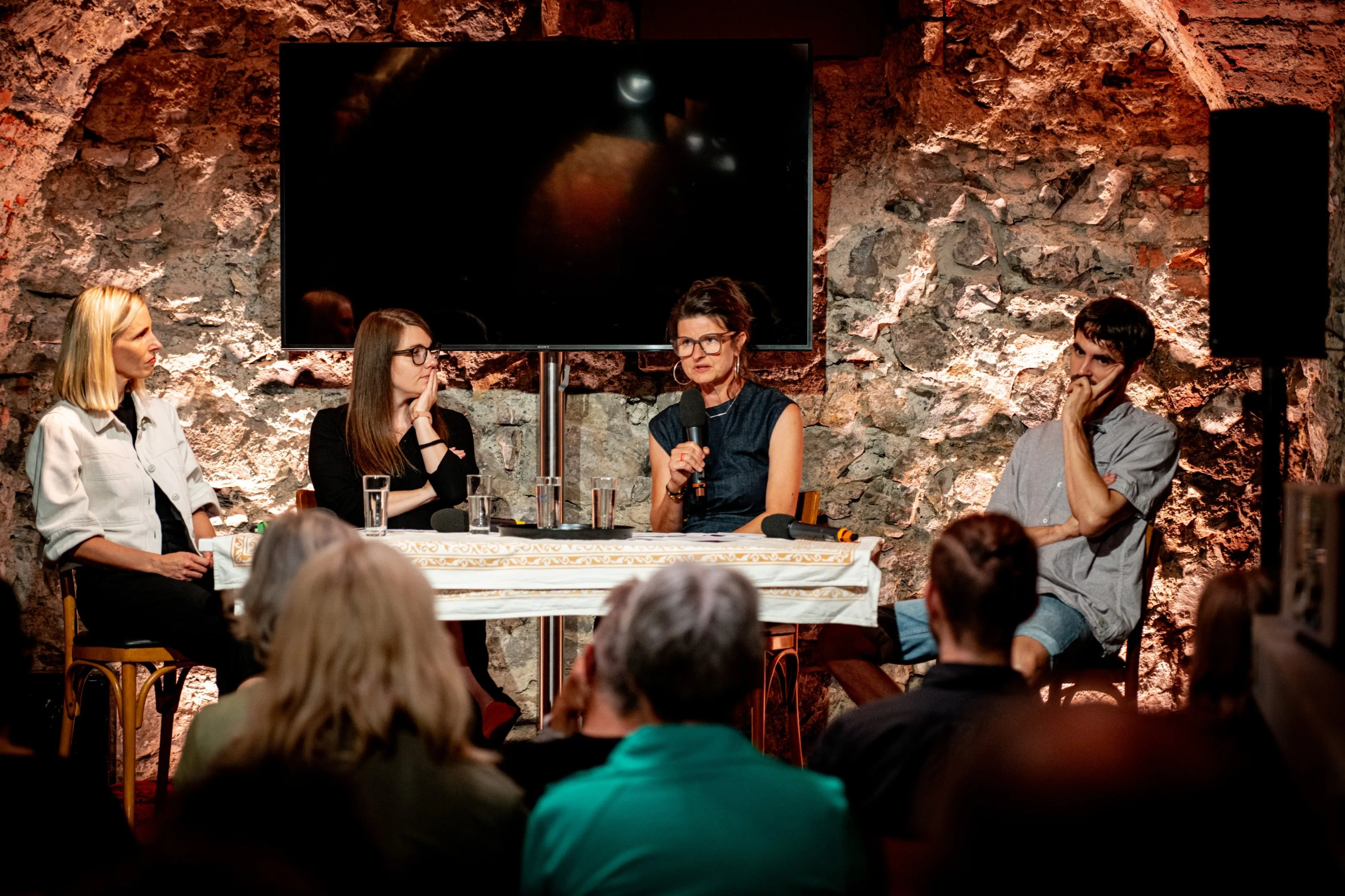 Diskussionrunde nach dem Theaterstück mit Christina Röthlin (Omicron), Gloria Kinsperger (AK Familie und Beruf),Moderatorin Ina Küfner und Aaron Aschbacher (Kindergarten Bifang)