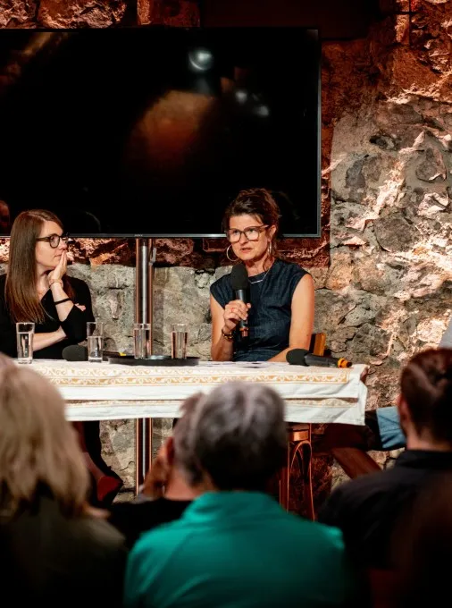 Diskussionrunde nach dem Theaterstück mit Christina Röthlin (Omicron), Gloria Kinsperger (AK Familie und Beruf),Moderatorin Ina Küfner und Aaron Aschbacher (Kindergarten Bifang)