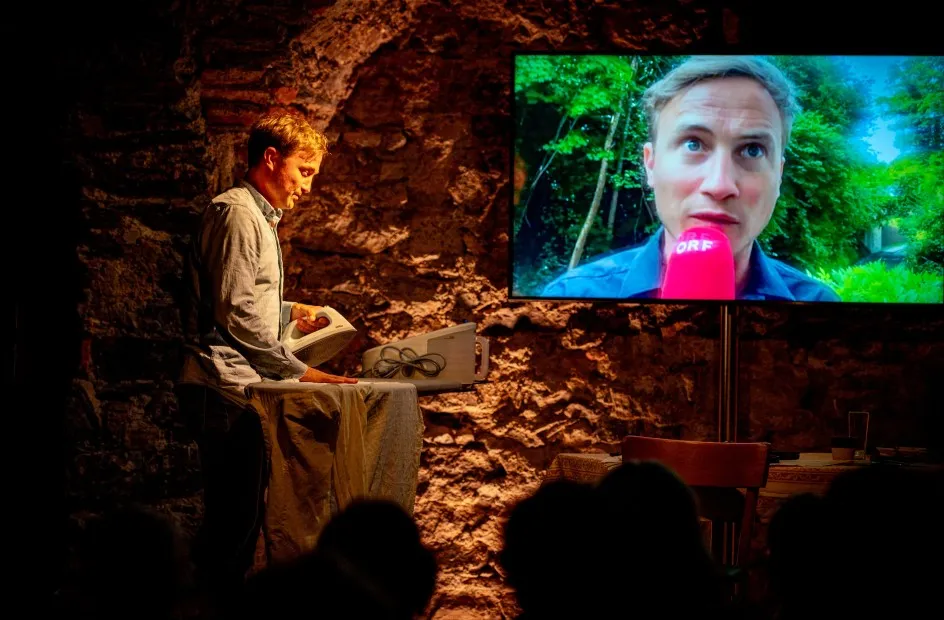 David Kopp gleichzeitig als Richard am Bügeln und als ORF Vorarlberg Reporter