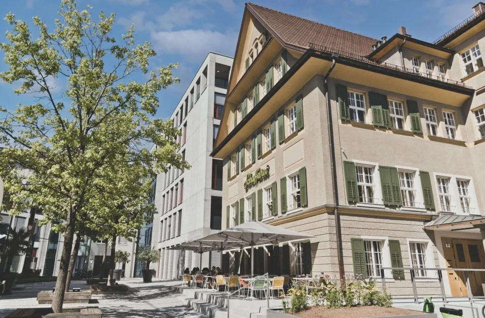 Aussenansicht Schaffarei Haus mit Terrasse