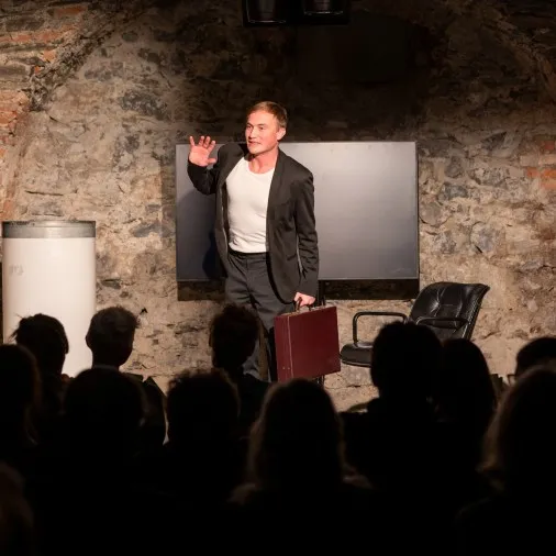 Schauspieler David Kopp auf der Bühne