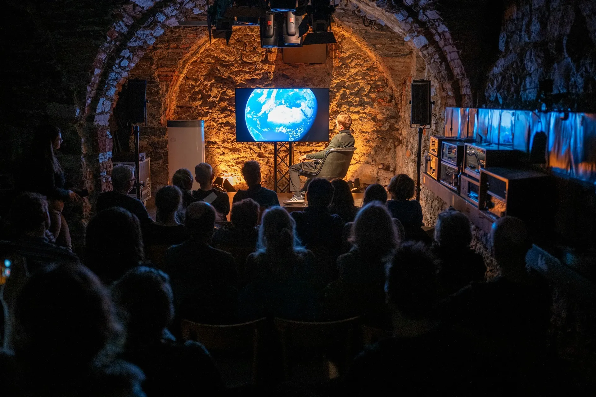 Blick auf Bühne im vollen Schaffarei Klub