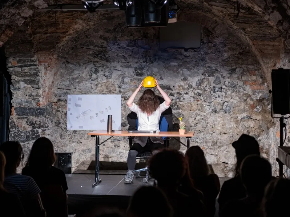 Schauspielerin im Keller in der Schaffarei während Format Mut Wutausbsuch