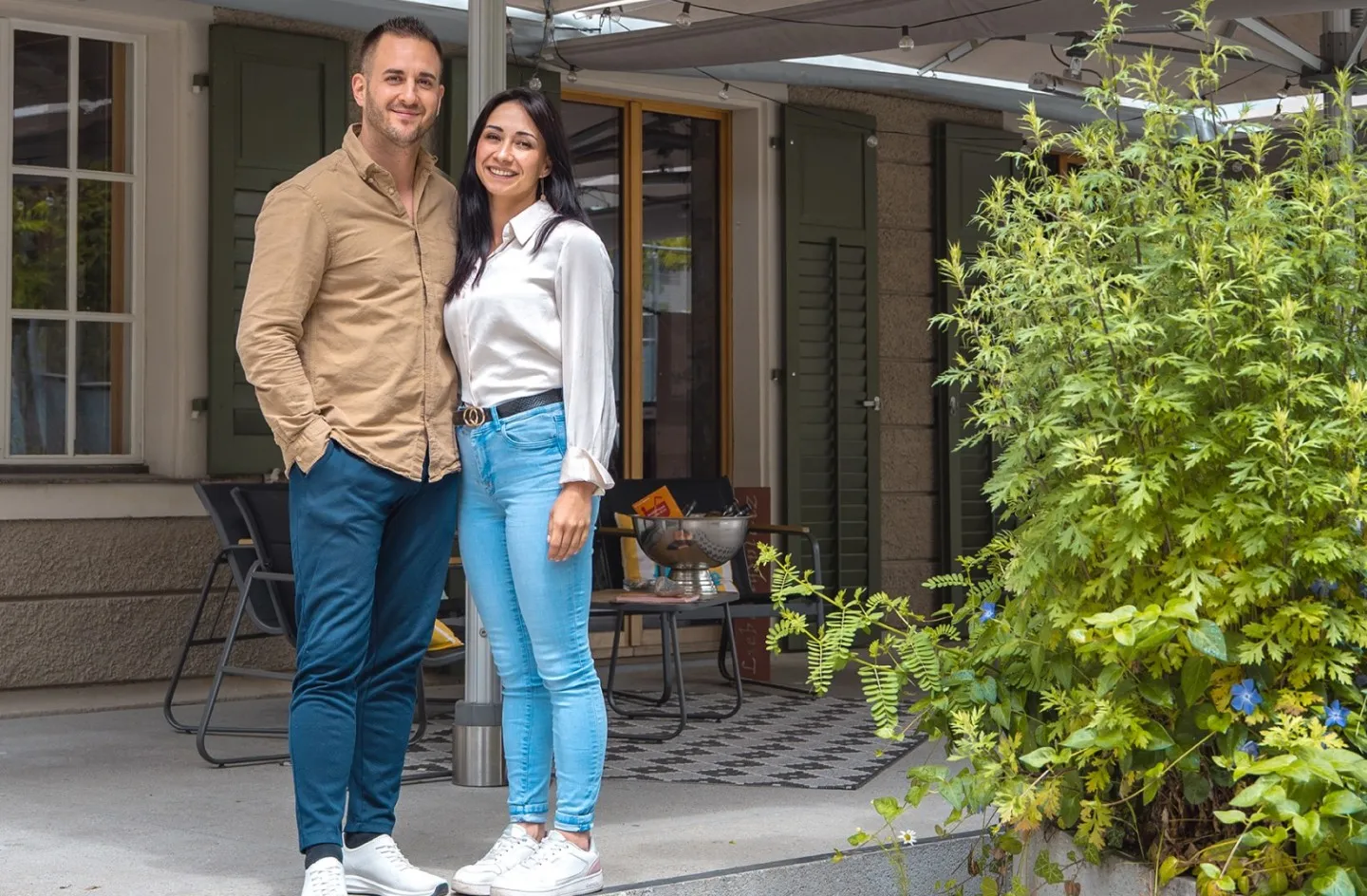 Alyssa und Adrien Ventura vor der Schaffarei Gastronomie x Aventure