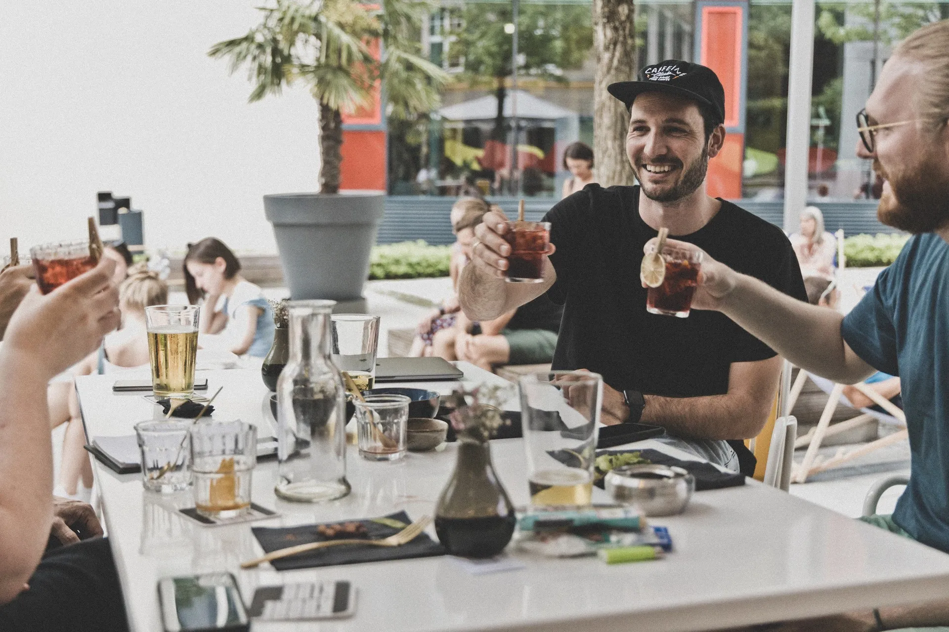 Terasse Lokal Hunger und Durst sich zuprostende glückliche Menschen