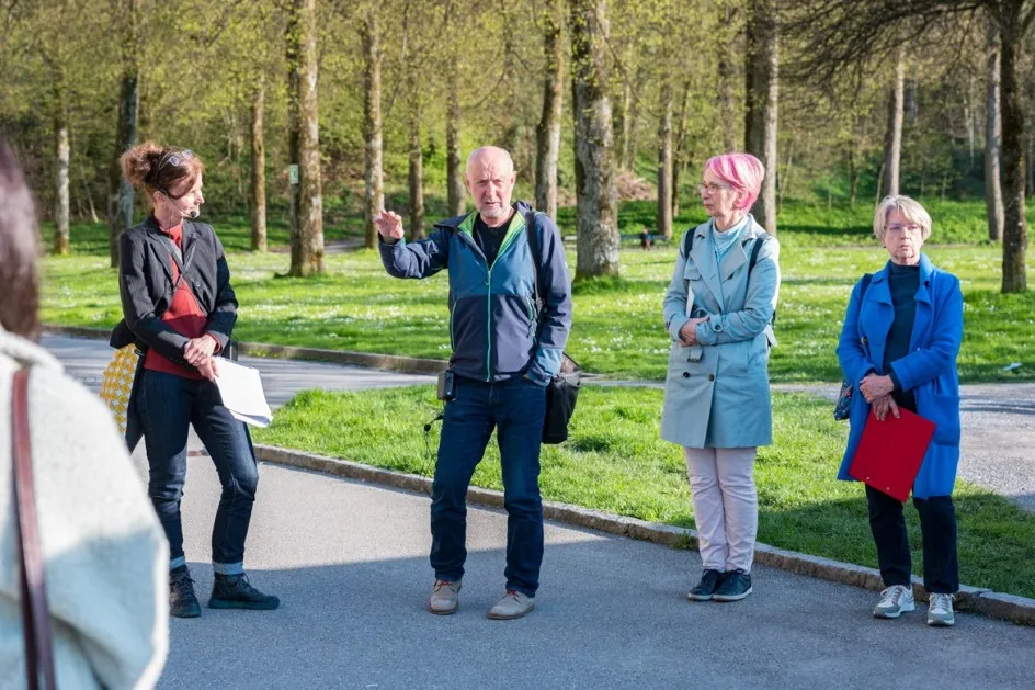 Vier Personen beim Wirtschaft ist Care Spaziergang