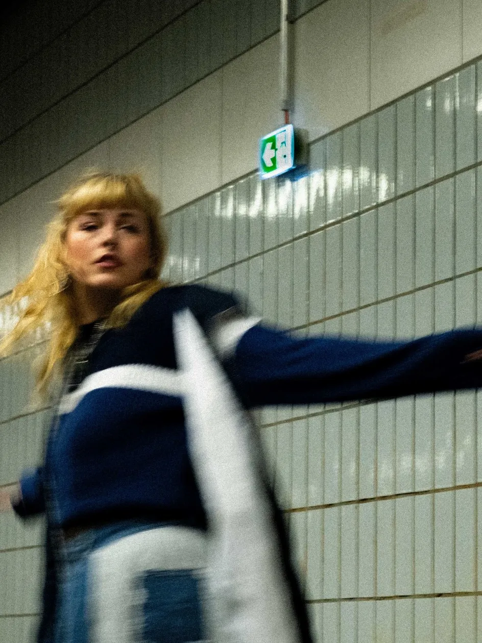 Musikerin Soffie in der U Bahn