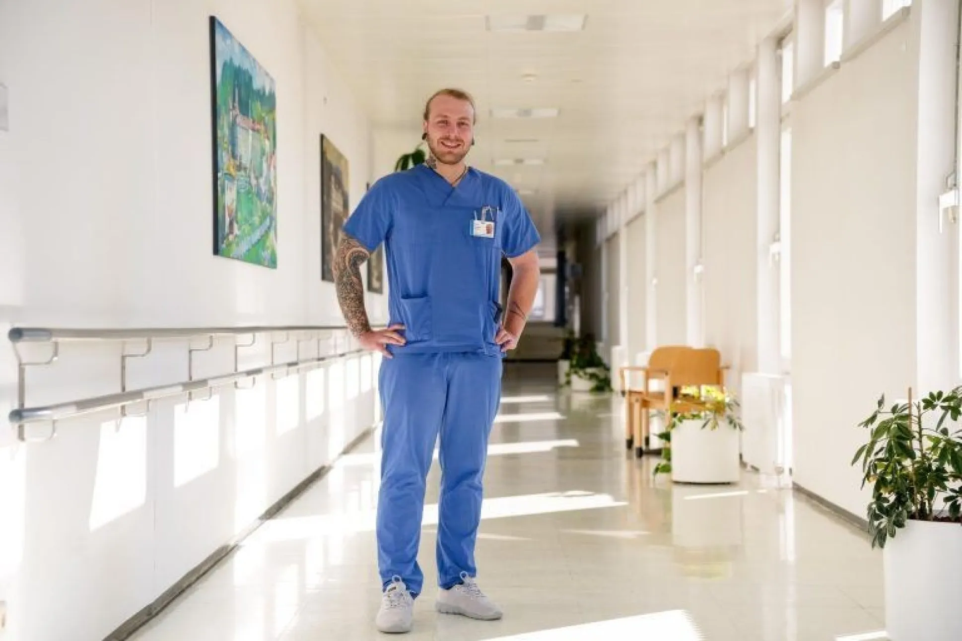 Andreas Reutz steht im Gang