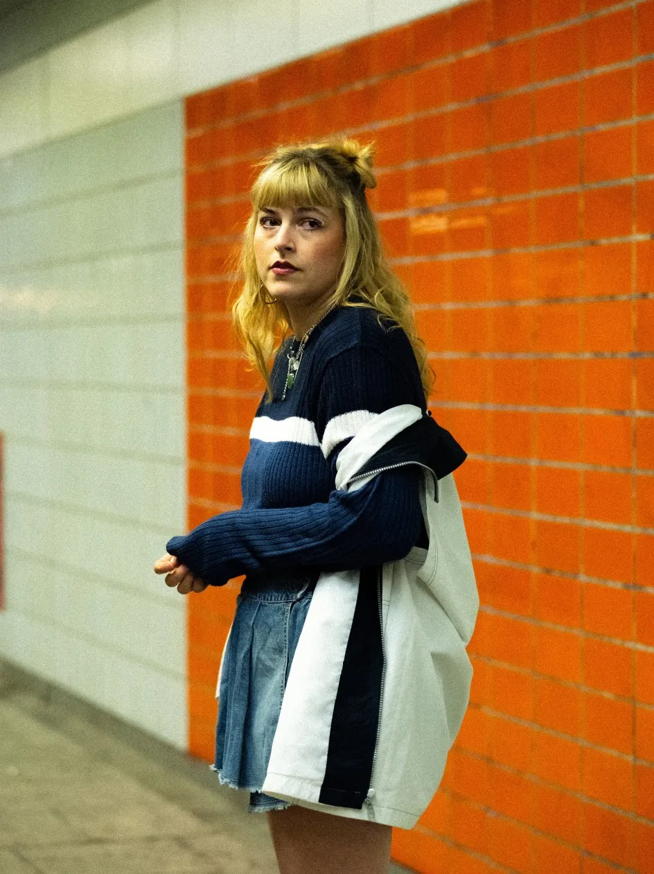 Musikerin Soffie vor einer orangen Wand