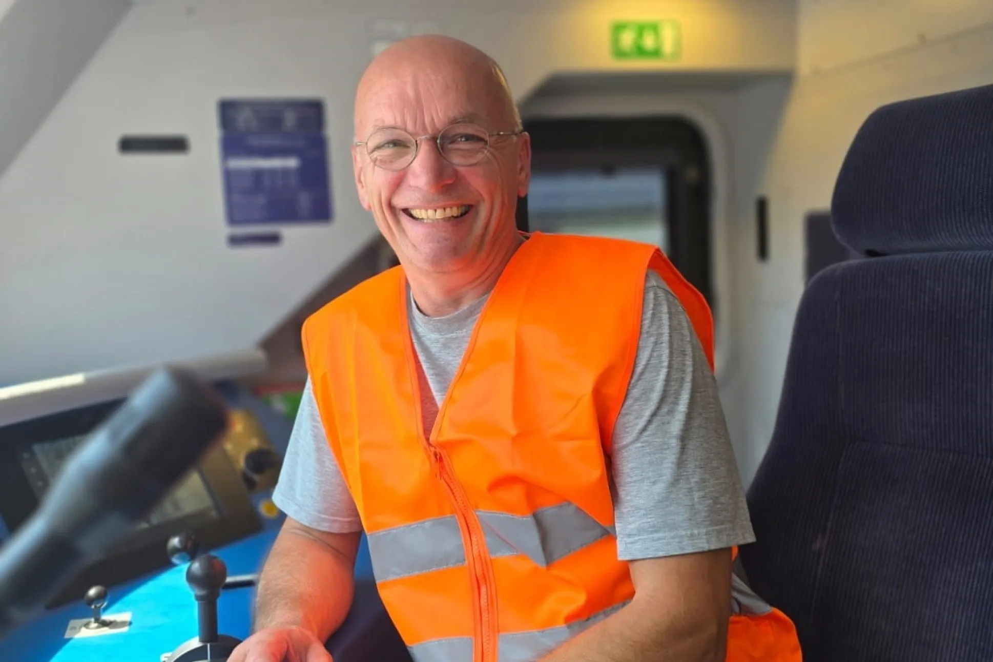 Holger Hansen sieht im Führerhaus der Lok