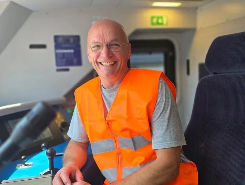 Holger Hansen sieht im Führerhaus der Lok