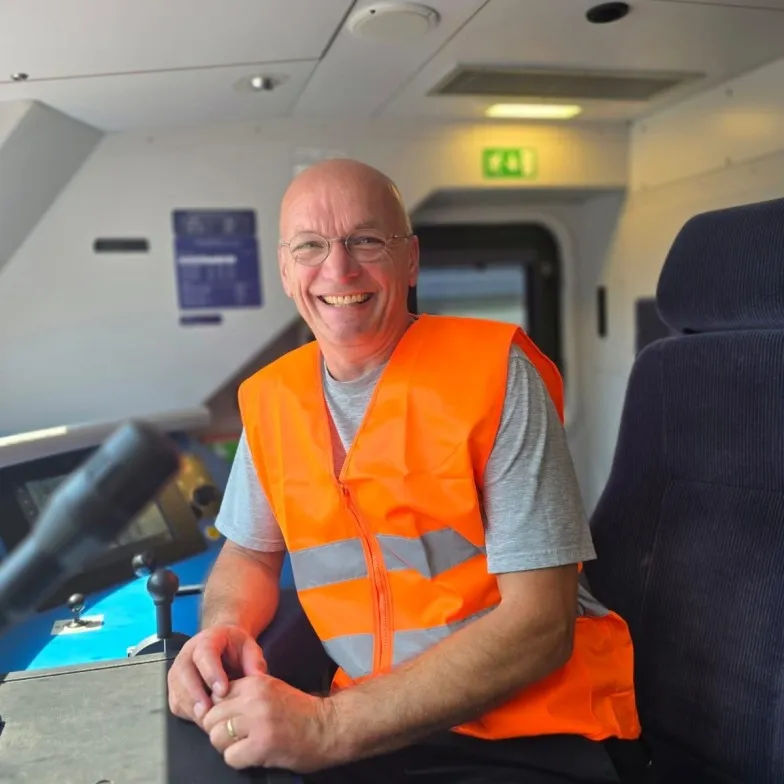 Holger Hansen sieht im Führerhaus der Lok