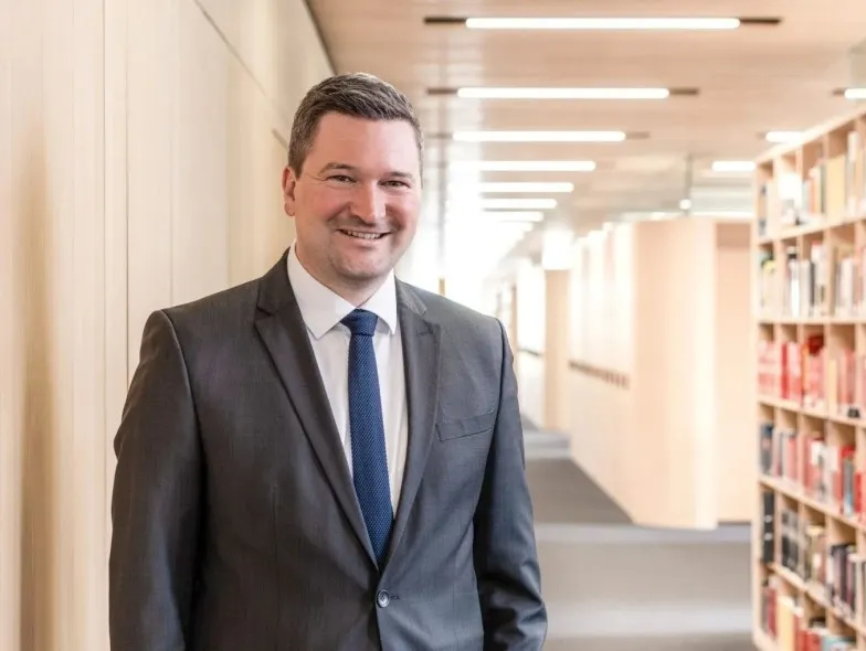 Dominik Bischof im Portrait in der Kanzlei