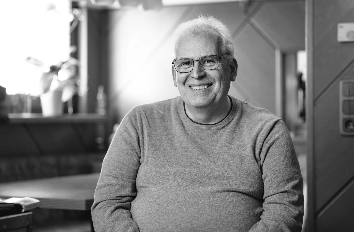 Günter Taucher lächelnd, Schwarz-Weiß-Porträt