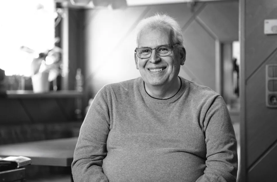 Günter Taucher lächelnd, Schwarz-Weiß-Porträt