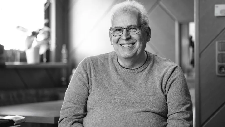 Günter Taucher lächelnd, Schwarz-Weiß-Porträt